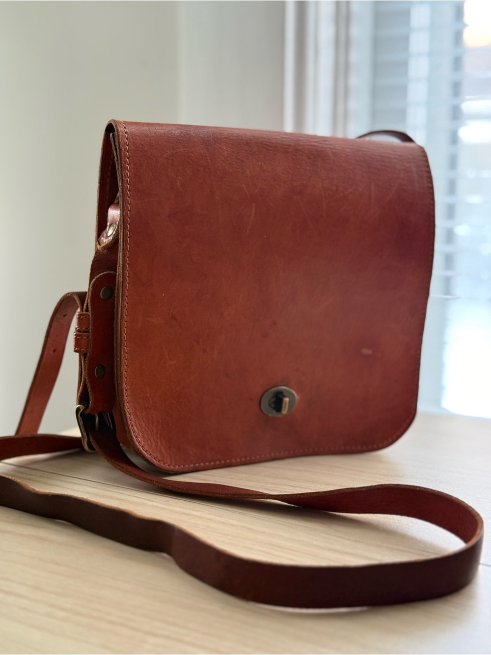 Men's Leather Messenger Bag in Chestnut Brown - Classic Crossbody